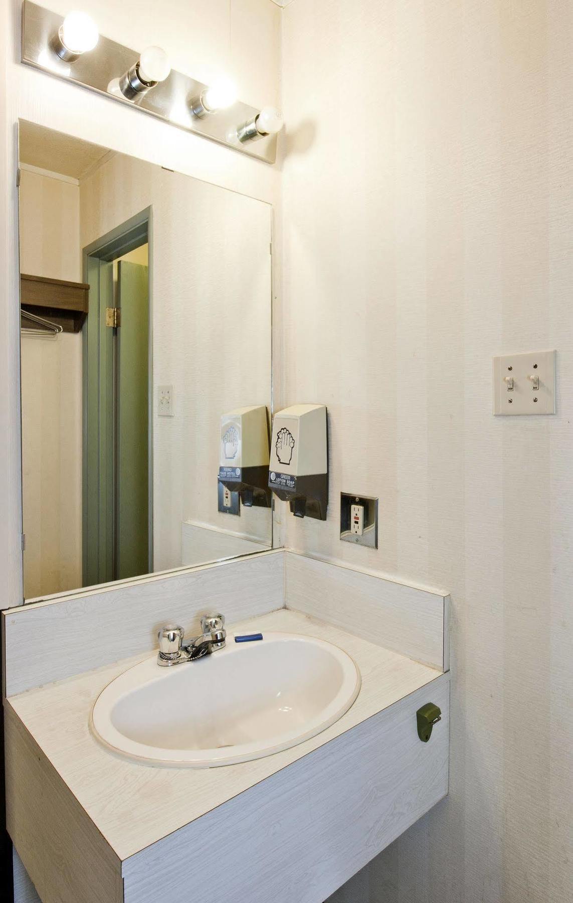 Springs Motor Inn Wainwright Екстериор снимка