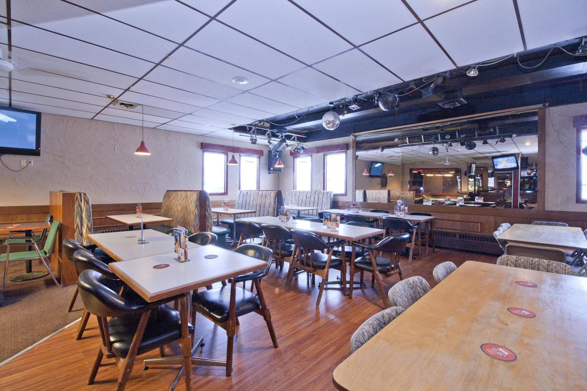 Springs Motor Inn Wainwright Екстериор снимка